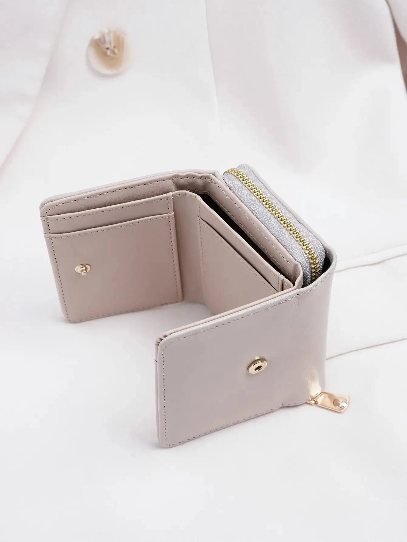 Billetera pequeña con botón a presión